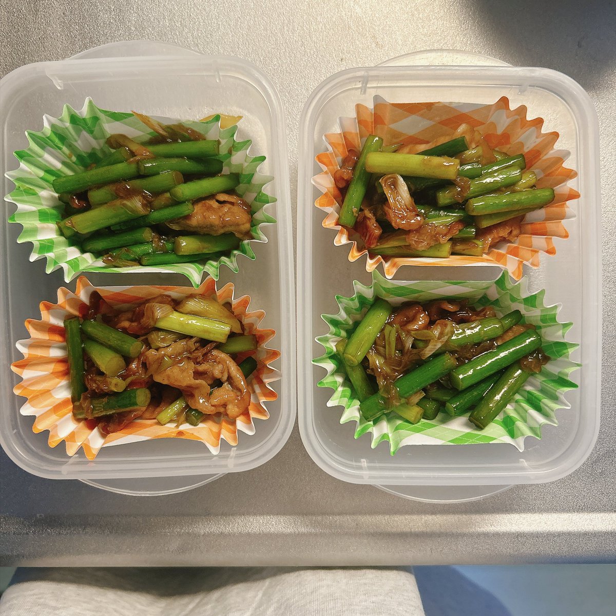 ynyn_0427's tweet photo. 深夜ですが作り置き〜
肉が思ったより無くてかなり緑🌱
豚肉とニンニクの芽炒め🧑‍🍳 https://t.co/9XkqIBllqo