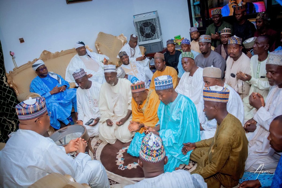 MukhtarBalaa's tweet photo. Kungiyar yan kusa da kwano ta sokoto karkashin jagorachin Chairman Shehu lugu 
Sunyi gaisuwar Ta'aziyyar Sarkin fada Alh masur zagin jarma Sun gabatar da Ta'aziyyar ne ga Dallatun Sokoto Alh Murtala Abdulkadir Dan Iya  agidan Jarma Dr Alh Umarun kwabo AA tare da addu'a ga margayi https://t.co/DsIGPPkXdV