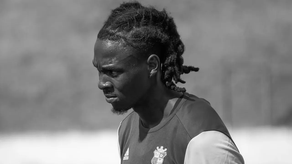 lnstantFoot's tweet photo. Terrible nouvelle, Quevin Castro, joueur du Réal Massama et notamment passé par West Bromwich est décédé. 🕊️

Le milieu portugais de 25 ans est tombé inanimé en plein match amical face à l'Estrela da Amadora.

Les secours ont essayé de le réanimer avant de le transporter à l'hôpital, mais il est malheureusement décédé. 🕊️