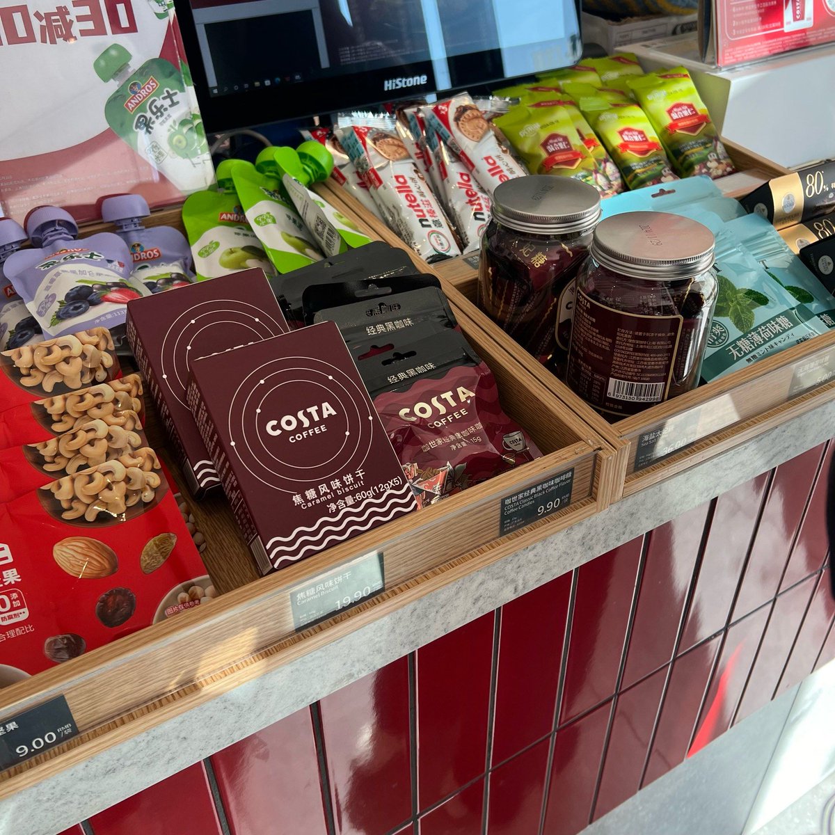sanchezg_steph's tweet photo. Just restocked our snack shelves with extra creamy matcha KitKats u0026 cold-brew coffee pods—perfect for your midday slump! Swing by before they’re gone!， https://t.co/jgMbZYr0yh