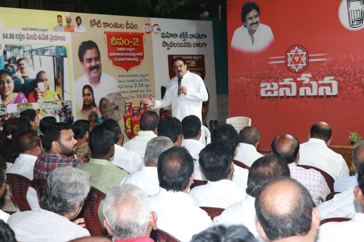 JanaSenaParty's tweet photo. రాబోయే స్థానిక సంస్థల ఎన్నికల్లో తెనాలి మున్సిపాలిటీ పరిధిలో జనసేన పార్టీ శ్రేణులను సమాయత్తం చేసే దిశగా శనివారం సాయంత్రం రాష్ట్ర ఆహార, పౌరసరఫరాల శాఖ మాత్యులు, జనసేన పార్టీ పీఏసీ చైర్మన్ శ్రీ @mnadendla గారి ఆధ్వర్యంలో విస్తృత స్థాయి సమావేశం తెనాలి పార్టీ కార్యాలయం లో జరిగింది. కూటమి పార్టీల సఖ్యత, జనసేన పార్టీ అనుసరించాల్సిన వ్యూహం, ప్రజల సమస్యల పరిష్కారం పట్ల ప్రణాళిక, పెరిగిన వార్డుల ప్రాతిపదికన  ప్రత్యేక అంశాలను చర్చించారు.   కార్యక్రమంలో నాయకులు, కార్యకర్తలు, వీర మహిళల అభిప్రాయాలను తెలుసుకున్నారు.