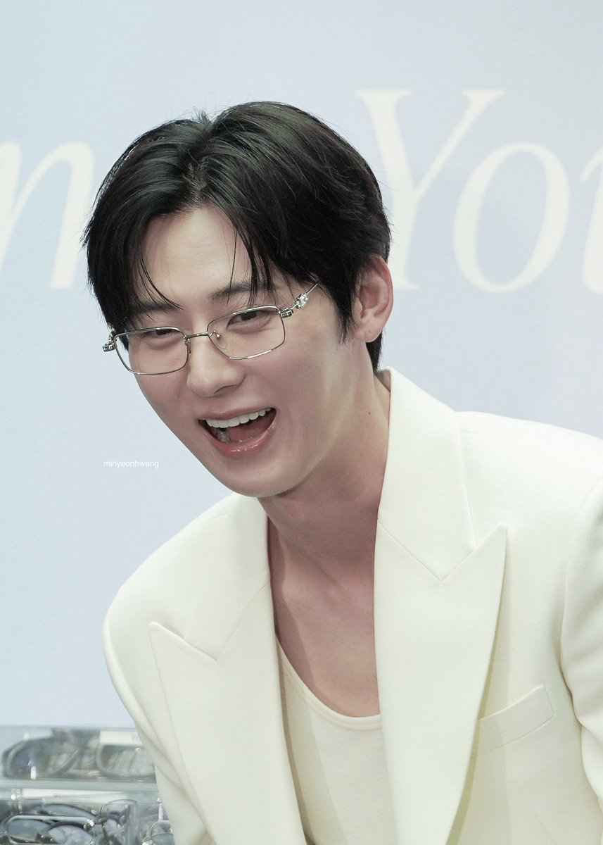 MinyeonHwang's tweet photo. [Photo] 260822 황민현 렌즈카트 이벤트 #LENSKARTSG #황민현 #민현 #HWANGMINHYUN #MINHYUN #MINHYUNinSG #HWANGMINHYUNinSG 오래만에 🧡 https://t.co/j8UljErdmj