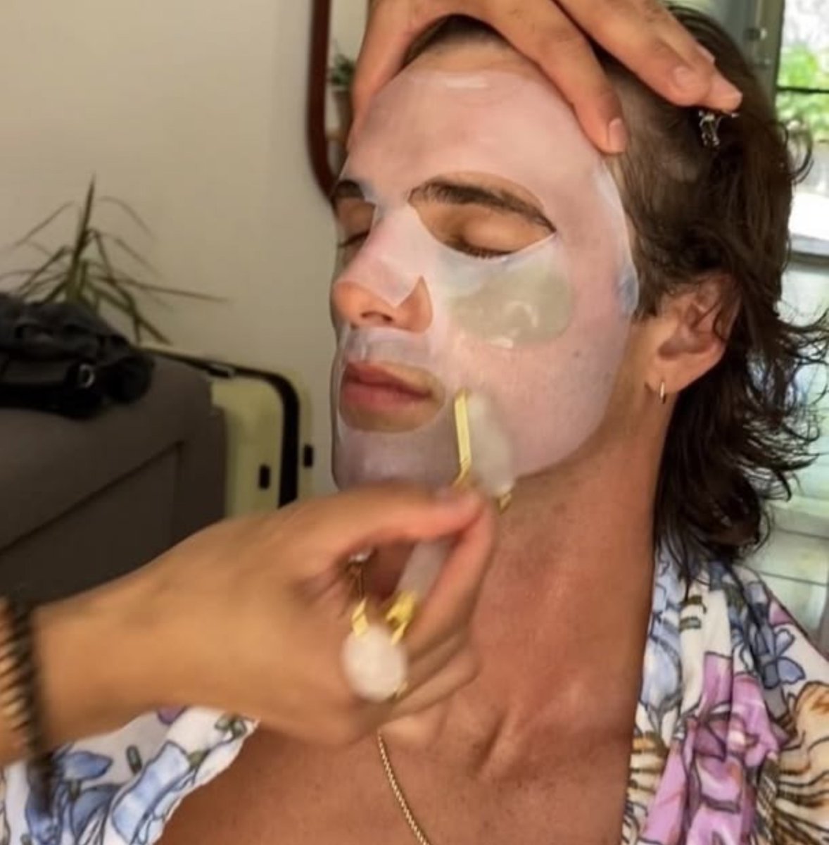 masksdramatics's tweet photo. prepping for a ball. https://t.co/OFr7sQMMgq