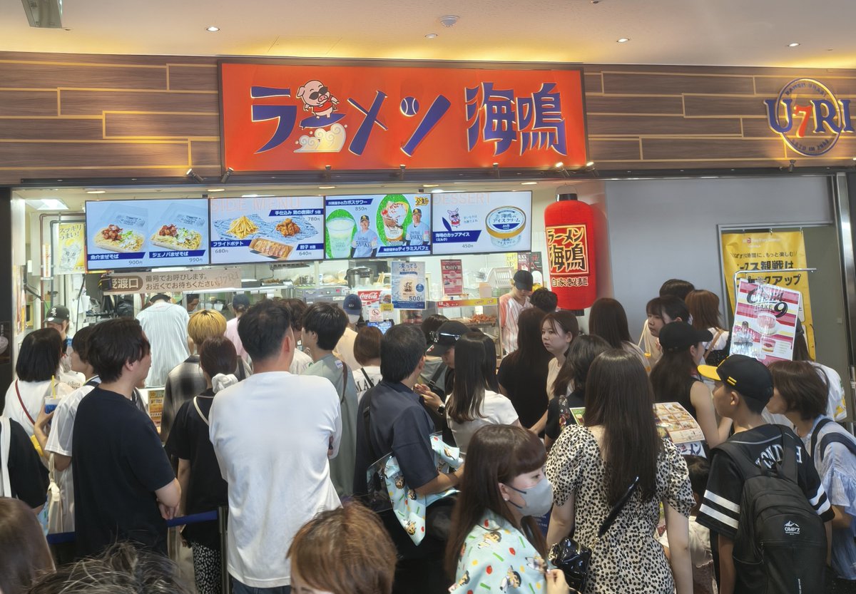uradeka1's tweet photo. 土曜の観戦麺は「ラーメン海鳴 みずほPayPayドーム福岡店」で「柳町選手の牛焼肉まぜそば＋鷹のプリン」(1400＋500円)。
牛肉の旨味が太麺にしっかり絡む、食べ応えのあるまぜそば。
汁なしなので観戦中でも食べやすいです。
試合は主力3名にホームランが飛び出して快勝！
マジック着実に減ってます♪ https://t.co/1ROQ5H8mM1