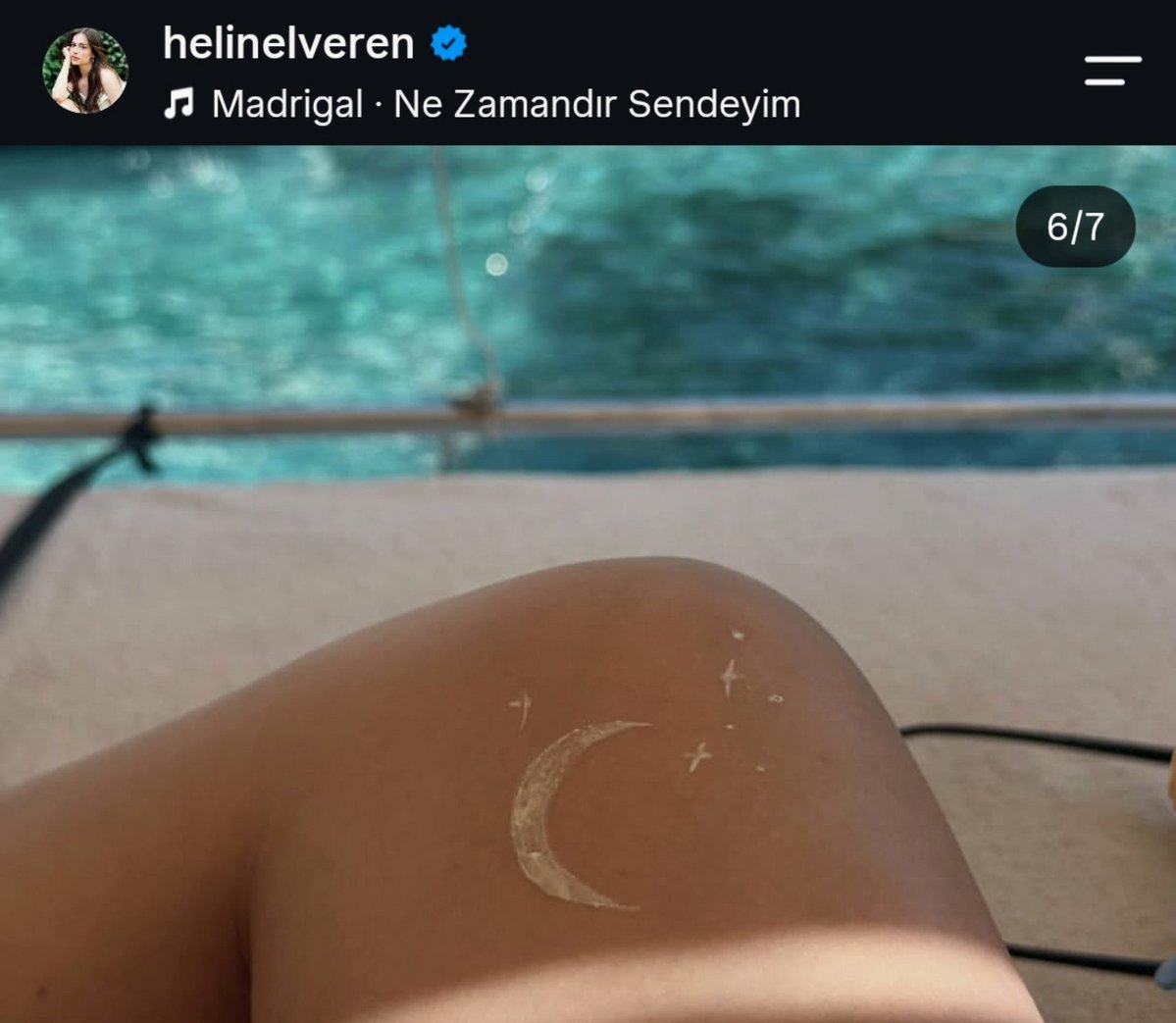 ilyy00_'s tweet photo. -günes kreminden ay yapmis
- ne zmndir sendeyim sarkisi arka fonda
- "6" ya koymuss 
muazzam bir görüntü.. athel bazı güneşleri batırdı sira aylarda sanırım🤏🏻 https://t.co/4EpOy05Mfj
