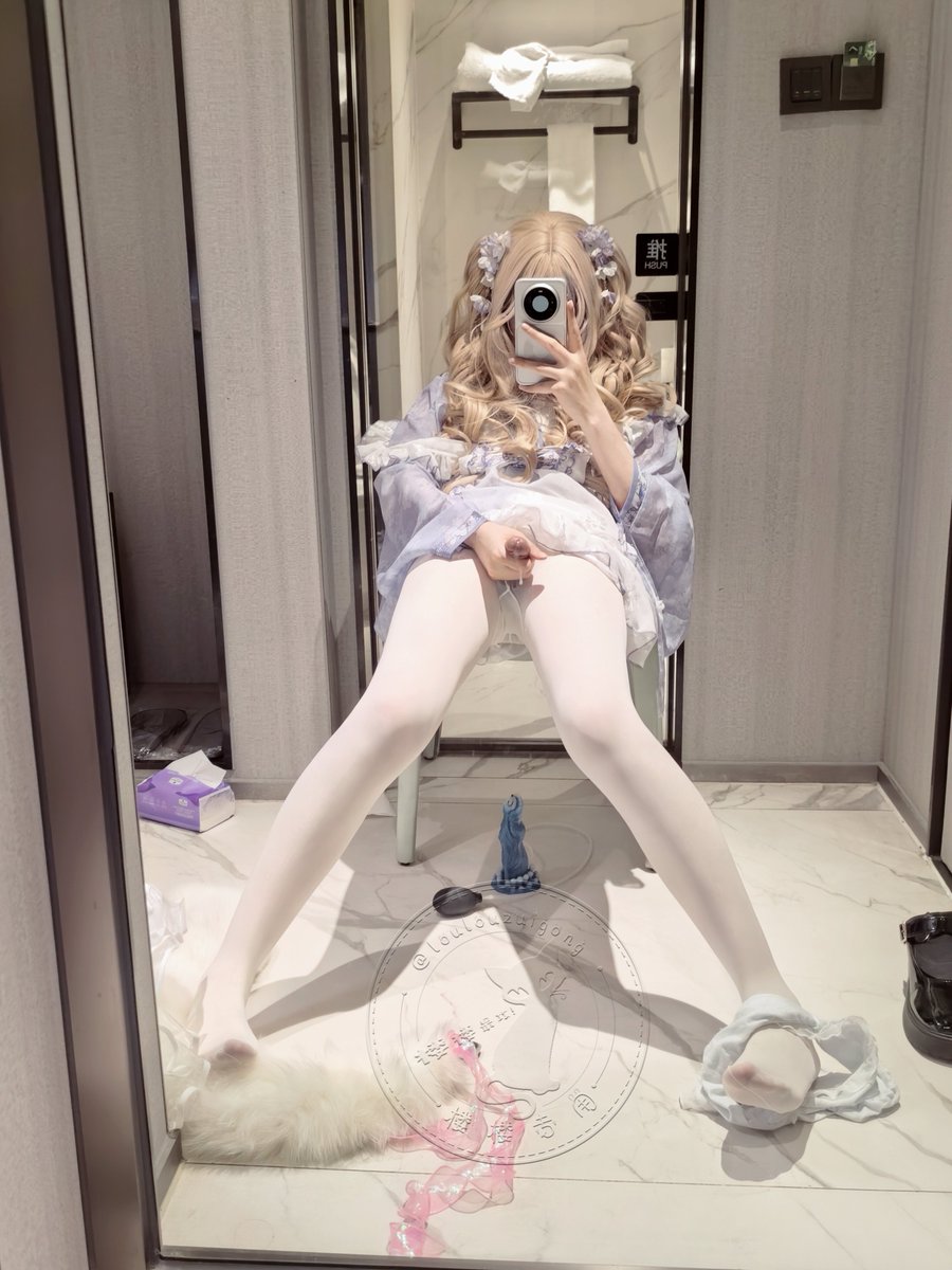 loulouzuigong's tweet photo. 在妹妹看书的时候对她手冲，
射的书上和身上都是，
这就是浇书浴人🧑‍🏫
#男娘 #伪娘 https://t.co/onyc2aifKc