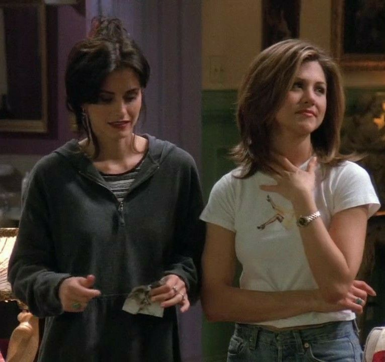 cinevow's tweet photo. Courteney Cox and Jennifer Aniston in Friends, 1995 https://t.co/yqatqtGdxm