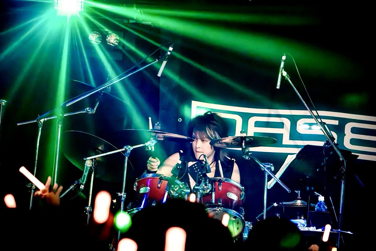 dasein_555's tweet photo. DASEIN×THE MICRO HEAD 4N'Sツーマン大盛況にて終了いたしました🏁
応援に駆けつけてくれたザイナーの皆様、一緒に盛り上げてくれたマイクローンの皆様、本当にありがとうございました🙇♂️
初代ボーカルRickyとマイフォの絡みはもちろん、セッションにてマイフォ曲を叩くJOEも貴重でしたね🥁✨ https://t.co/uxtitQ83oO