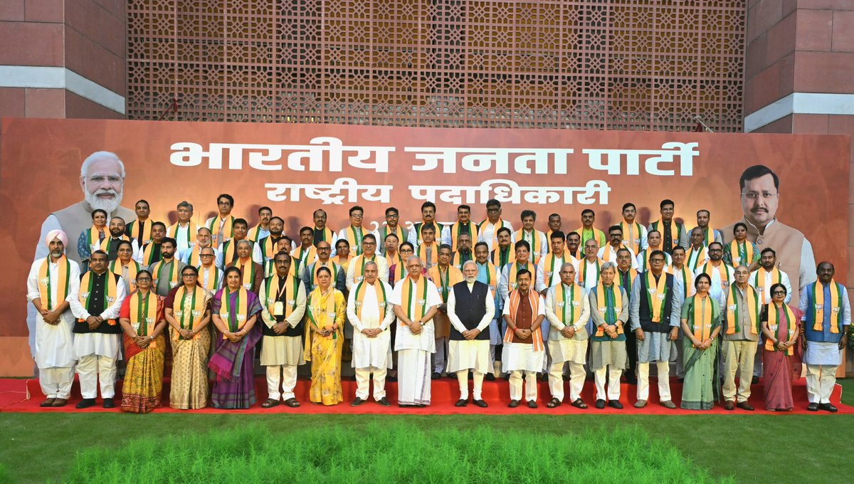 tarunchughbjp's tweet photo. संगठन गढ़े चलो, सुपंथ पर बढ़े चलो ।
भला हो जिसमें देश का, वो काम सब किए चलो।।

📍BJP HQ, New Delhi https://t.co/DYvEAuRZa1
