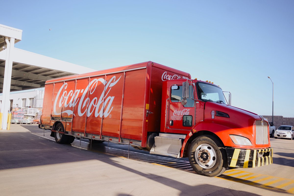 tonoastiazaran's tweet photo. Esta mañana en Agua Prieta visitamos el Centro de Distribución de Coca-Cola donde tuvimos la oportunidad de platicar con sus trabajadoras y trabajadores, conocer de cerca su labor y escuchar los retos del sector productivo, del transporte local y seguridad en las carreteras. 

Mi reconocimiento a todo el equipo que, con su esfuerzo diario, genera empleos y mueve la economía de esta región. 💪🏼