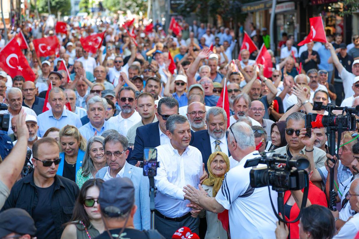 eczozgurozel's tweet photo. Rize’ye yıllardır geliyoruz.
Bugün ilk kez YENİ Parti olarak geldik.

Sokak sokak yürüdük, milletimizle kucaklaştık.

Herkesi yoran bu kara düzene karşı yeni bir dönemin sözünü verdik.

“Yeter artık” diyen herkesin YENİ Partisi var.

Yeniyi hep birlikte büyüteceğiz. Artık hiçbir şey eskisi gibi olmayacak!