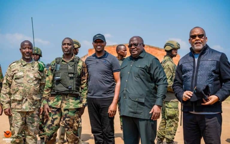 peroluwara1's tweet photo. #Rdc 
La décision prise par les autorités de l'#Afc_M23 contre les médias est inacceptable. Le gouverneur #AFC_M23 au #Sud_Kivu, Patrick Busu Bwa Ngwi Shombo, a interdit la diffusion des émissions à caractère politique dans les zones contrôlées par la rébellion. Les radios opérant dans ces espaces ne sont également plus autorisées à relayer, dans leurs journaux, des informations en provenance de #Kinshasa. C'est une honte, surtout venant de ceux qui se présentent comme des révolutionnaires, qui disent se battre pour libérer le pays de la tyrannie et la dictature de F. Tshisekedi. Si la guerre sert à faire du Tshisekedi sans Tshisekedi, alors mon pays n'a vraiment pas de chance. Il est hors de question de soutenir, ni remplacer une dictature par une autre. Pas question de faire payer ce lourd tribut à notre peuple pour installer des nouveaux tyrans. Tout ça pour ça? #Inacceptable #Jedénonce.