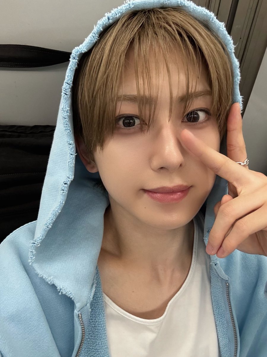 EEEEF0's tweet photo. 귀여우신데  ? 🥲  어흑 https://t.co/xgBcfU4vyf