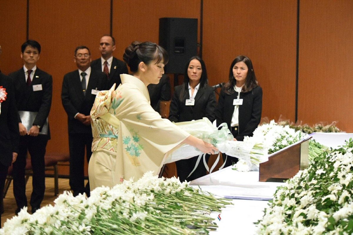 kgfh2ifgNihk5ta's tweet photo. パラグアイ日本人移住80周年記式典ご臨席前に、日本人開拓者らの慰霊碑ご献花をされる眞子さま

パラグアイの日本人移住９０周年記念式典の出席前に、会場に設置された日本人開拓者らの慰霊碑に献花される秋篠宮両殿下 https://t.co/f3efXqFRp1