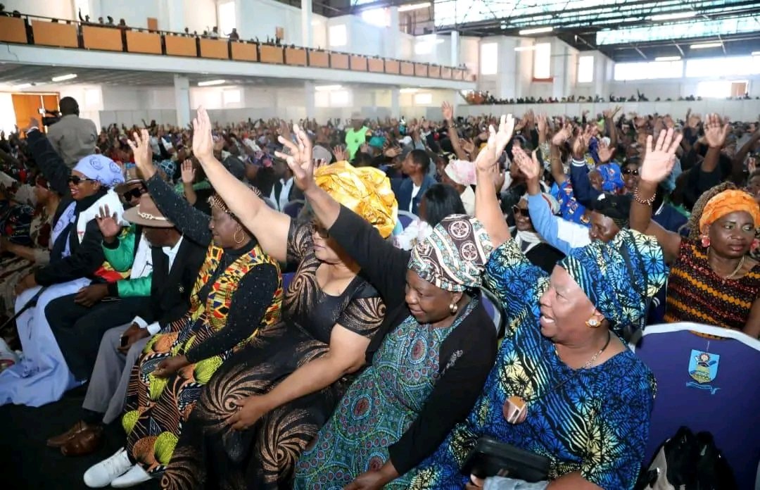 kombonhira's tweet photo. Bulawayo showed up and showed out! 🇿🇼 The sea of colorful doeks & zambias at the Doek Drive was a breathtaking display of unity, womanhood, and cultural pride. Thank you for embracing this movement with so much warmth! #DoekDrive #Bulawayo https://t.co/rinb86CS3k
