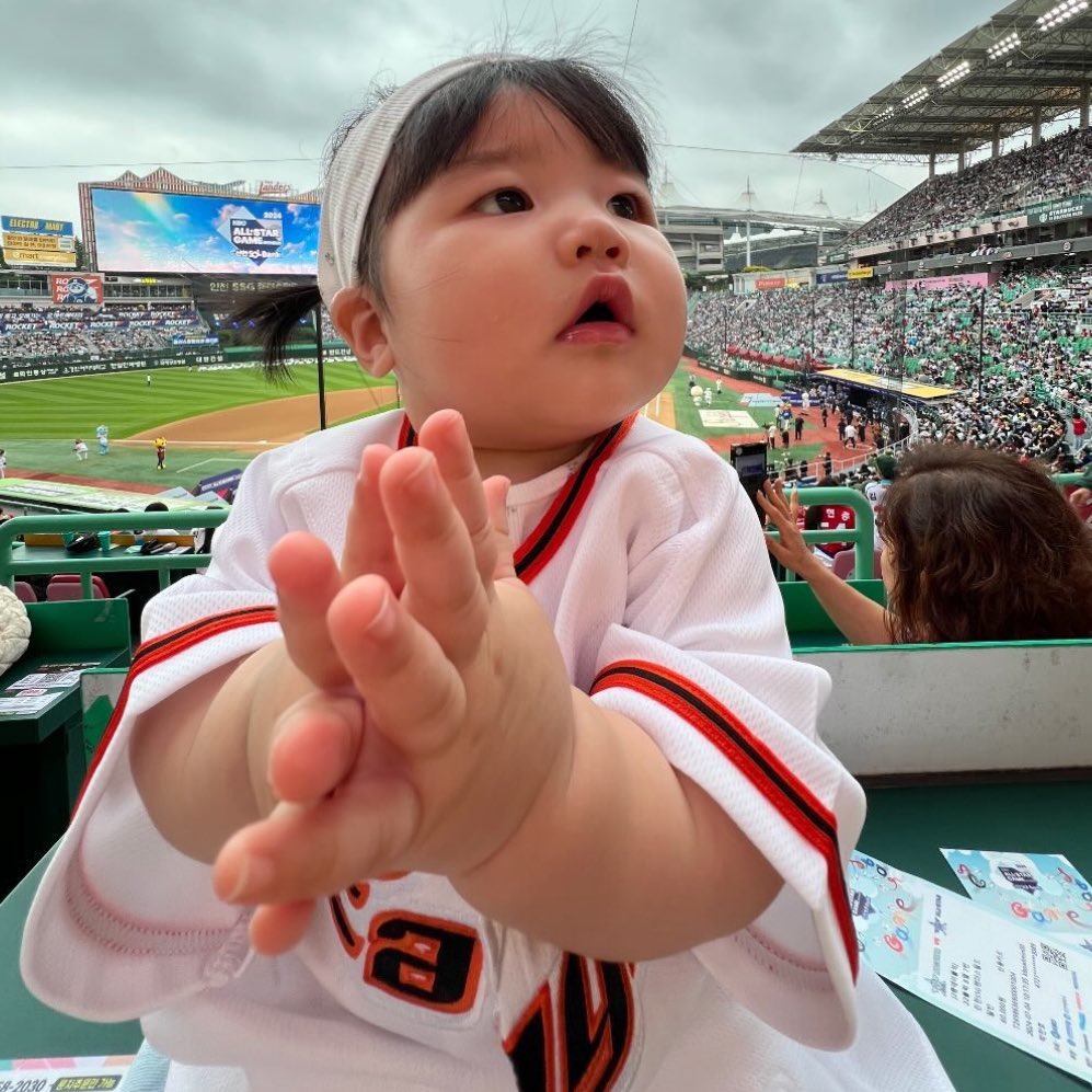 kyozateng's tweet photo. 쭈아린 이 사진이 최애임 
볼도 푸짐하구 귀여워 🦭🦭 https://t.co/WR2GXhK62t