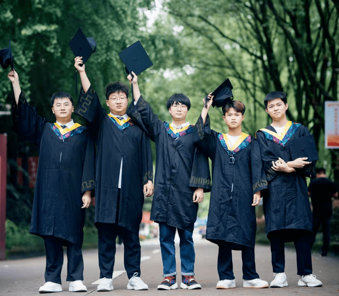 RafiqHarith98's tweet photo. Graduation check  Off to new adventures with my favorite crew—can’t wait to see where this journey takes us! https://t.co/7b4P7uNGck