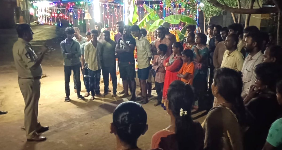 tirupatipolice's tweet photo. ఎస్పీ శ్రీ ఎల్. సుబ్బరాయుడు, ఐపీఎస్ గారి ఆదేశాల మేరకు  పోలీసు అధికారులు పల్లెనిద్ర, నైట్ హాల్ట్ మరియు అవగాహన కార్యక్రమాలు నిర్వహిస్తున్నారు. గ్రామాల్లో రాత్రి వేళల్లో పర్యటిస్తూ ప్రజలతో నేరుగా మమేకమై వారి స్థానిక సమస్యలు, శాంతిభద్రతల అంశాలపై ఆరా తీస్తున్నారు@APPOLICE100 https://t.co/o2YeG7NZeb