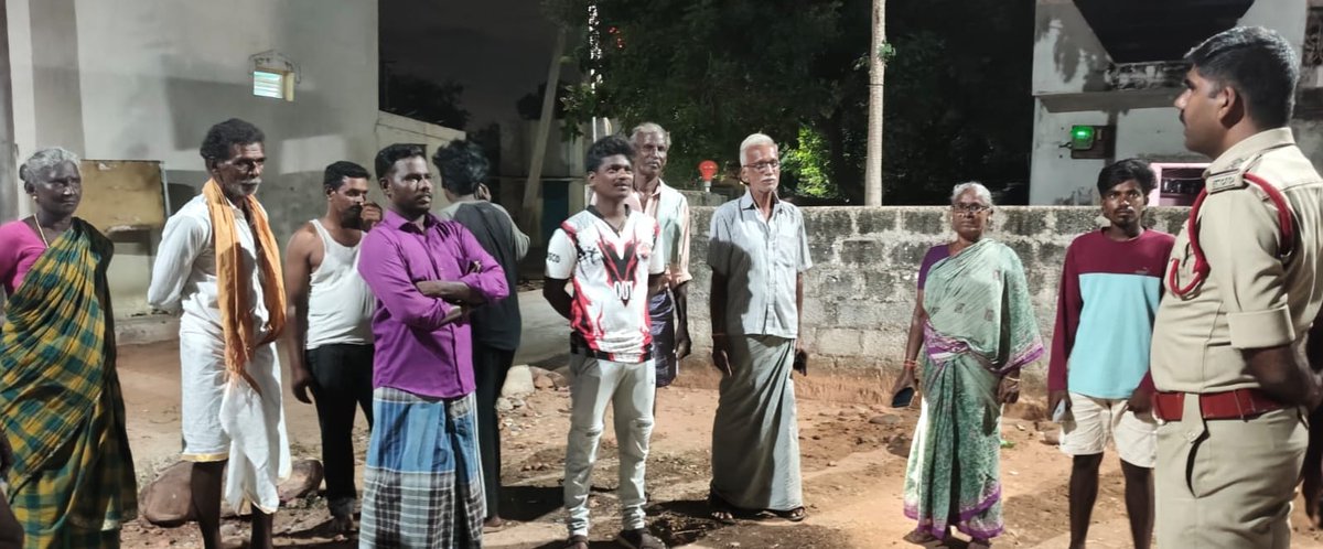 tirupatipolice's tweet photo. ఎస్పీ శ్రీ ఎల్. సుబ్బరాయుడు, ఐపీఎస్ గారి ఆదేశాల మేరకు  పోలీసు అధికారులు పల్లెనిద్ర, నైట్ హాల్ట్ మరియు అవగాహన కార్యక్రమాలు నిర్వహిస్తున్నారు. గ్రామాల్లో రాత్రి వేళల్లో పర్యటిస్తూ ప్రజలతో నేరుగా మమేకమై వారి స్థానిక సమస్యలు, శాంతిభద్రతల అంశాలపై ఆరా తీస్తున్నారు@APPOLICE100 https://t.co/o2YeG7NZeb
