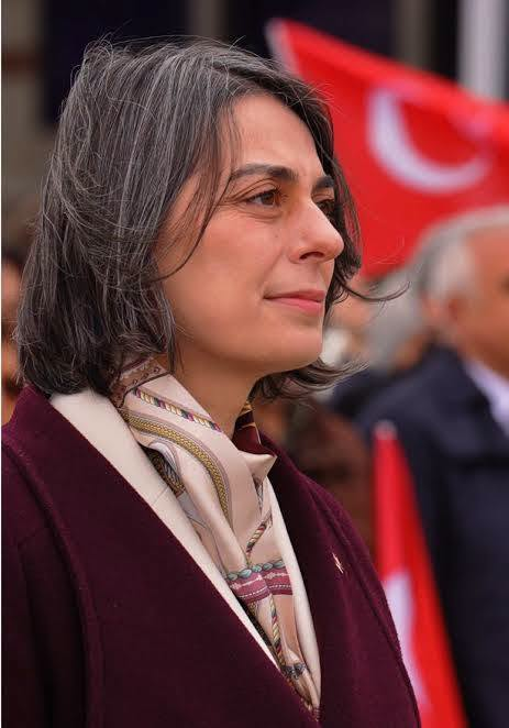 TOPRAK_2_'s tweet photo. “Hücrelere ait havalandırma olmadığı için tutuklular hücrelerinden gardiyan tarafından çıkarılarak başka bir noktadaki havalandırma alanına götürülüyor. Havalandırma alanlarını çevreleyen yüksek duvarlar ise gökyüzüyle teması neredeyse keserek “kuyu” hissi yaşatıyor.
Günlerinin 22,5-23 saatini güneş görmeyen odalarda geçiren mahkumlar günde sadece 1-1,5 saat bu alanlarda havalandırma hakkı kullanabiliyor.” 
Mehmet Pehlivan , Murat Ongun , Sinem Dedetaş,  ve Deniz Göktaş şu anda aklımıza gelenler.
"Geri dönüşümsüz bir tahribatır bu durum,,
Geciken adalet adalet değildir.