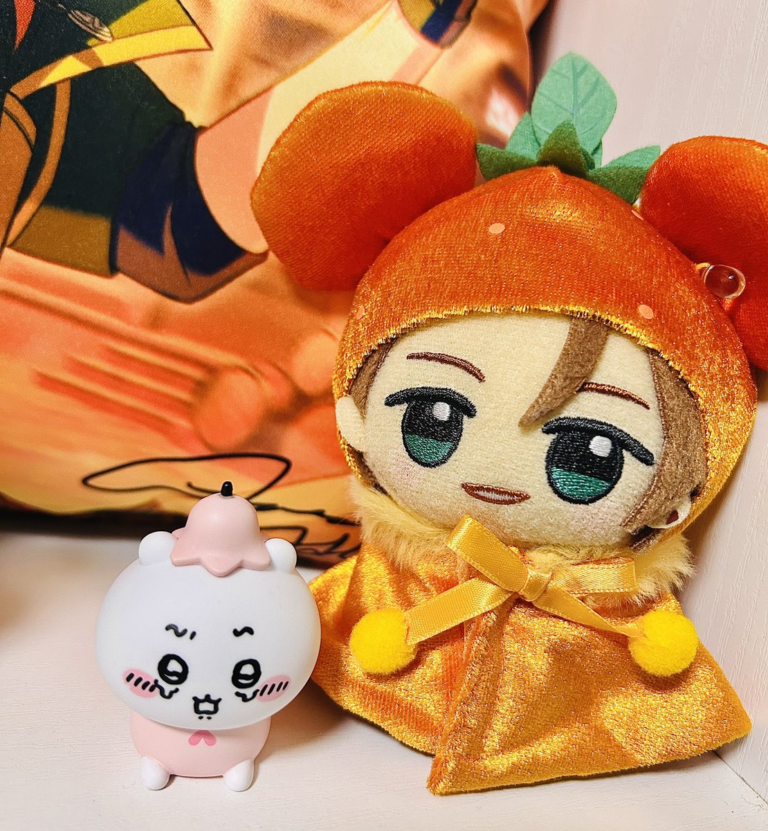 hasi_cok's tweet photo. お返事起きてからにします😴😴でも寝る前に今日手にしたちいかわとうちの🍊の妖精と若干背景にうつってるガンスリクッション置いて寝ます🍊🍊🍊 https://t.co/bccGkI3gof