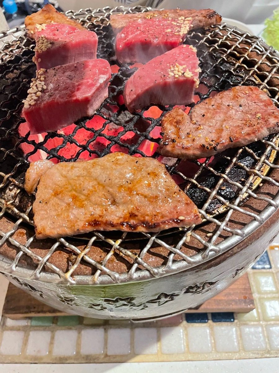 shotasvoice's tweet photo. しょぴ活⛄️
・KOSARI TOKYO 東麻布店　📍赤羽橋駅

お肉のセット
特選和牛盛り合わせ6種類「極み」🥩✨

お肉に油がのっててうまうまっ✨
お口の中で溶けてく感じのお肉で楽しいよね💙やっぱり塩
普段は食べないお米も渡辺さん飯なのでいただきました😊
渡辺さんのサインも見せてもらえて嬉しすぎた😭 https://t.co/cQxhEMUuGU