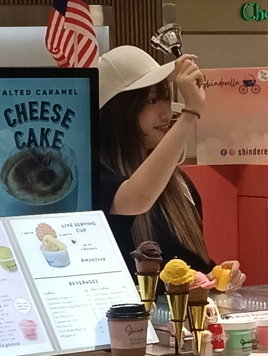 Makaul07's tweet photo. kak Yi Shyan(@Yishyan_klp48) jual aiskrim di Shinderella Gelateria x KLP48 event. 
08-23

#KLP48
#yishyanklp48 https://t.co/atrdfJ9jqO