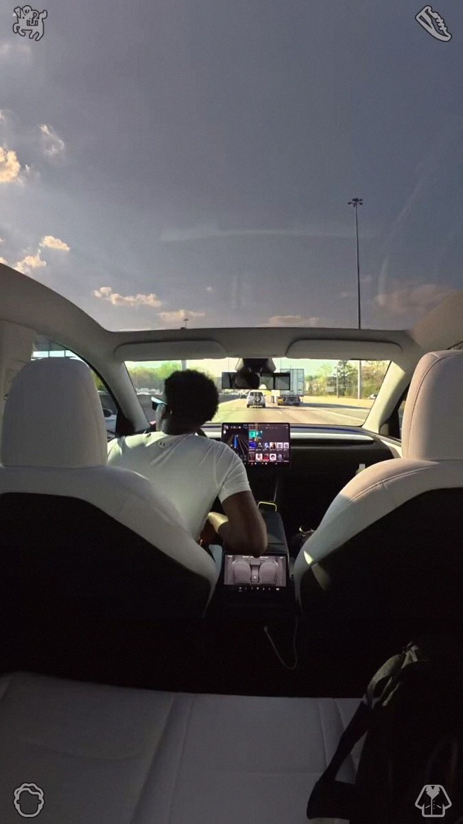 Michy3's tweet photo. Great reminder that sometimes simpler is better when it comes to car design. Less clutter, more elegance. #TeslaMotors #EVDesign https://t.co/rOJhLhxPR7