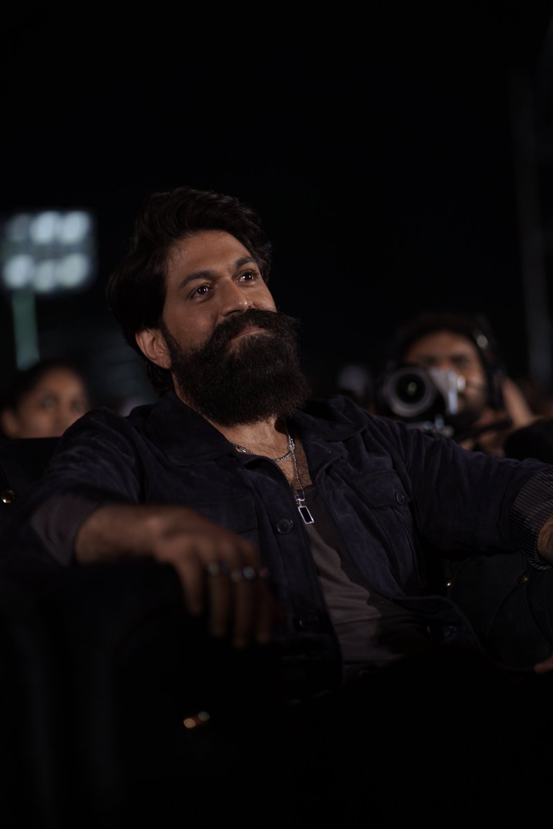 TeamOnlyYash's tweet photo. Style Icon ❤️

#ToxicOn26thAug #Yash 
@TheNameIsYash #YashBOSS https://t.co/W6LzNXxXWl