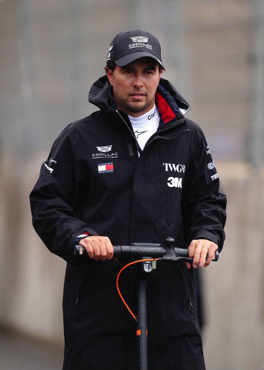 ma_fe79's tweet photo. Yo digo que Checo mañana corra con su scooter. Chance y le va mejor. https://t.co/iN4KqlSErA