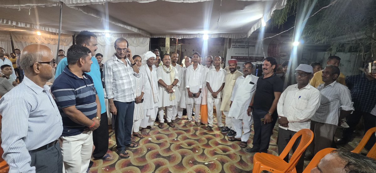 PNPathakBJP's tweet photo. आज अपने विधानसभा क्षेत्र कुशीनगर के शिवराजपुर में श्री जयप्रकाश सिंह जी के पूज्य पिताजी के ब्रह्मभोज कार्यक्रम में सम्मिलित होकर उनके छायाचित्र पर पुष्पांजलि अर्पित कर भावपूर्ण श्रद्धांजलि अर्पित करते हुए
ईश्वर से दिवंगत पुण्यात्मा की शांति एवं सद्गति हेतु  प्रार्थना की। https://t.co/lWSNkkVnur