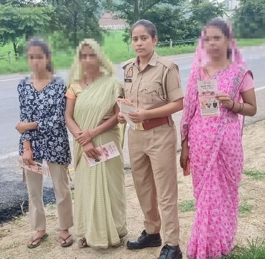 jaunpurpolice's tweet photo. थाना बक्सा एंटी रोमियो टीम द्वारा क्षेत्र में भ्रमण कर बालिकाओं/महिलाओं/छात्राओं को मिशन शक्ति फेज-5 के उद्देश्यों के प्रति जागरूक किया गया तथा पंपलेट वितरित कर आवश्यक हेल्प लाइन नंबरों की जानकारी दी गई। #MissionShakti5 #नारी_सुरक्षा_सम्मान_स्वावलंबन https://t.co/PN9sFVdOT5