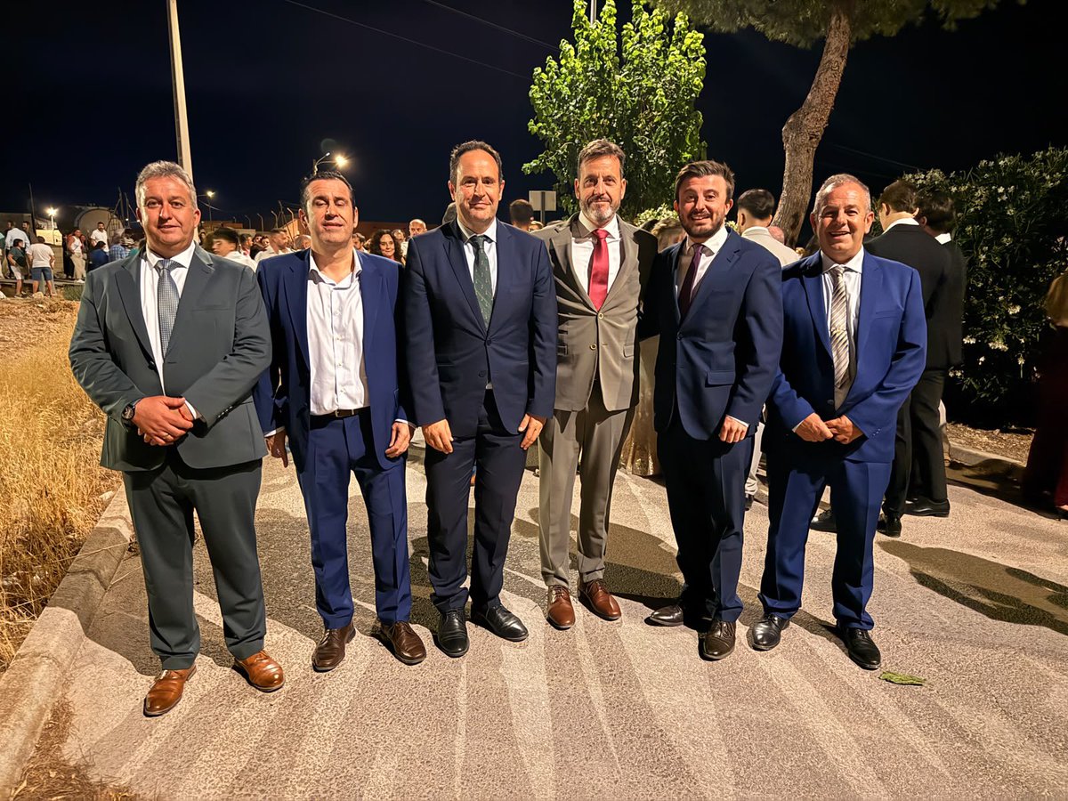 JoseMartinBuroM's tweet photo. 👑 Las Mesas inicia sus fiestas con devoción, con su procesión en honor al Santo Niño de la Bola, el emotivo pregón de Carlos González Cobo y el homenaje a Carlos Irnán. 

🙌🏼 Ensalzamos a nuestro alcalde, Carlos. Son 23 años de liderazgo e implicación con su pueblo y sus vecinos. https://t.co/Iw6INiSuOg