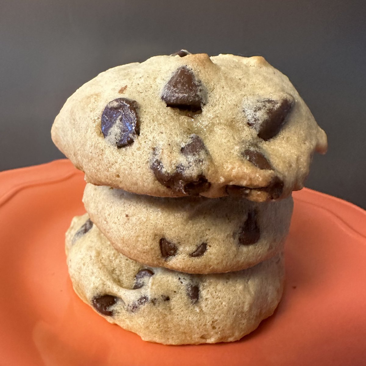 FasaniIzni's tweet photo. Just nailed my first salted caramel chocolate chip cookies—golden edges, gooey centers, and a tiny (delicious) sugar dusting. Baking is 90% flour, 10% patience, and 100% warm, cozy wins https://t.co/5Itt8wJnQQ