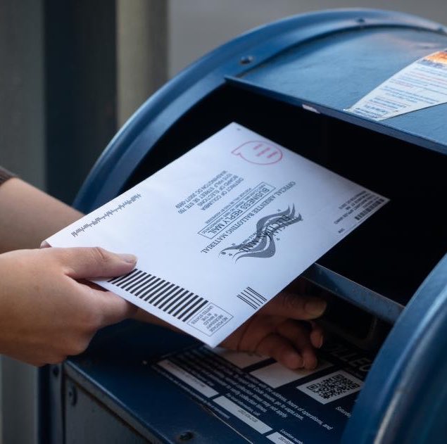 bennyjohnson's tweet photo. The USPS Published its Mail-In-Ballot Rules For the Midterm Elections...This is HUGE.

The USPS just published a new rule implementing Trump’s executive order on mail-in ballots.

States that want the Postal Service to handle their mail-in or absentee ballots must now:

-Turn over a list of every voter getting a ballot

-Put unique serialized barcodes on both the outgoing and return envelopes

If a state refuses USPS will not deliver those ballots.

A judge appointed by Obama has temporarily blocked the rule from starting. They published it anyway so it can go live the second the courts lift that block for the Midterms