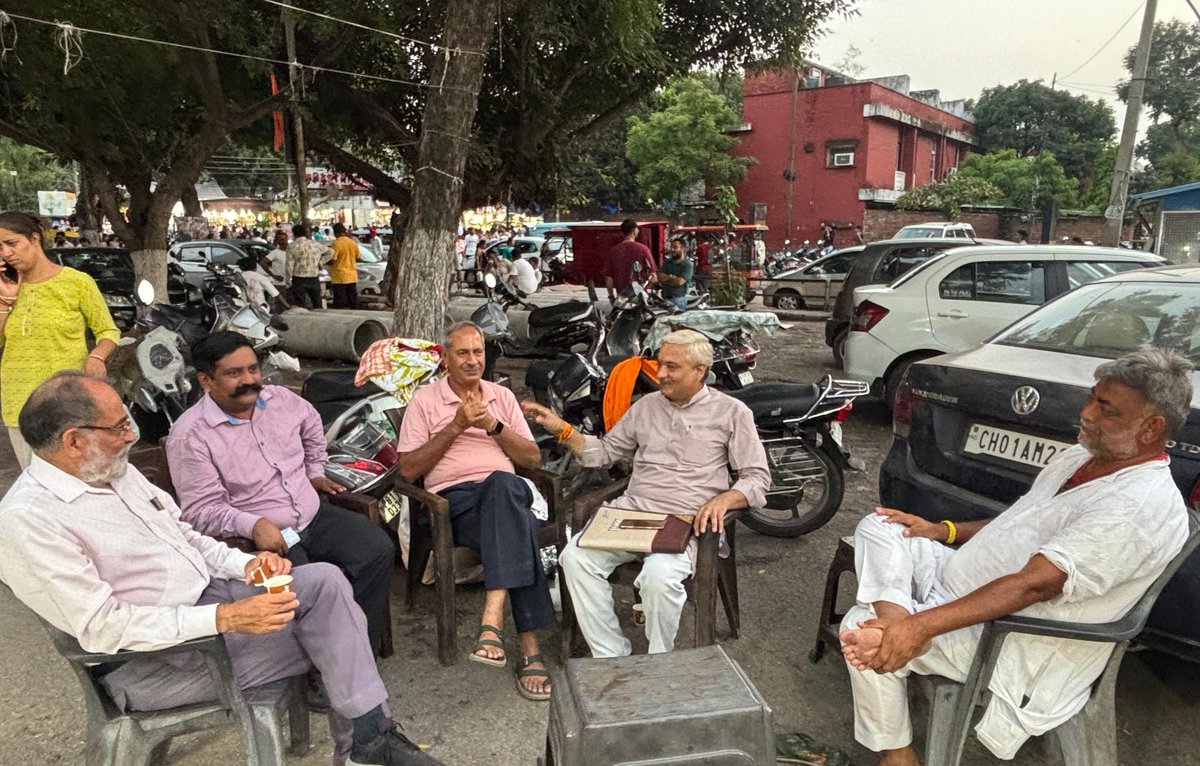 DevshaliShakti's tweet photo. मंडल 17 में प्रवास के दौरान सेक्टर 22 #चंडीगढ़ में RWA अध्यक्ष @Shivkumarbhanot,पूर्व कार्यालय सचिव @YudhvirSharda,वेंडर्स प्रकोष्ठ के संयोजक @SatishKumarInd6,  Ishparkash Mahajan,पूर्व मंडल अध्यक्ष @KapilSharma से आत्मीय भेंट हुई एवं समसामयिक मुद्दों पर महत्वपूर्ण चर्चा हुई। https://t.co/KGMezLGO7I