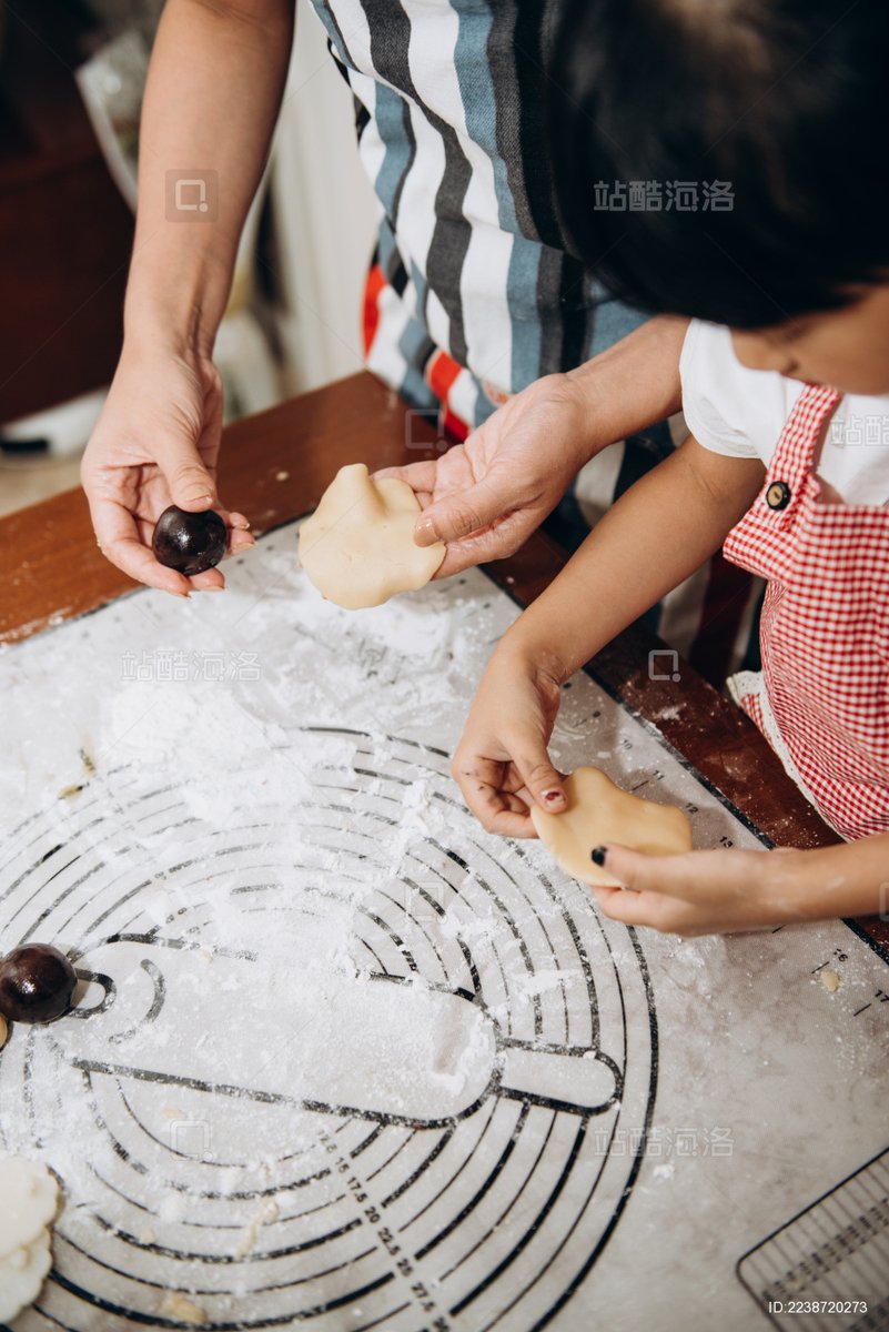 erikadefariaa_'s tweet photo. [Morning fun! My tiny helper and I baked heart-shaped cookies today—messy hands, big smiles, and way too many chocolate chips. Perfect little Monday memory. ]， https://t.co/4k6BdNYMfN