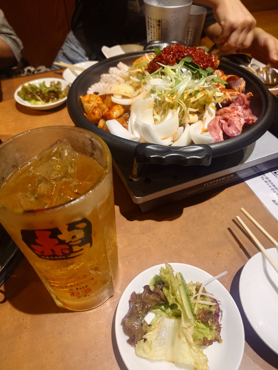 TAKA_comjp's tweet photo. 今日の🍺🍻✨️
この暑い時期に鍋〜👍️
韓国フェア〜(⁠人⁠ ⁠•͈⁠ᴗ⁠•͈⁠)
ちょうどいい辛さで美味しかったのと、残った鍋の汁でごはん投入〜これがまた美味しかった👍️酒がすすむ〜🍺 https://t.co/6VTyOpt1ZD