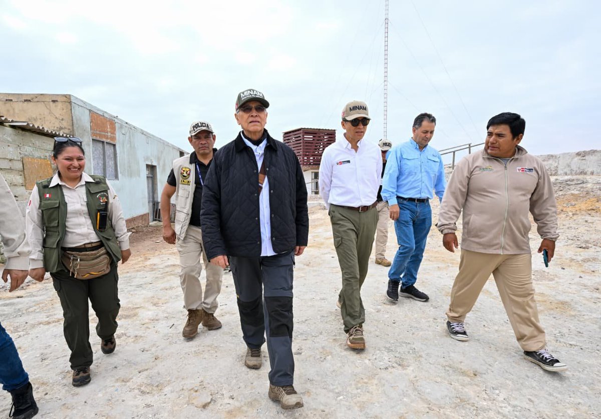 MinamPeru's tweet photo. ¡Protegemos #Paracas ante El Niño!
El ministro del Ambiente, Vladimiro Huaroc, supervisó el monitoreo de fauna en las Islas Ballestas. Reforzamos la presencia de #guardaparques y articulamos acciones con pescadores artesanales para cuidar nuestro mar. https://t.co/d36XXXrWH5