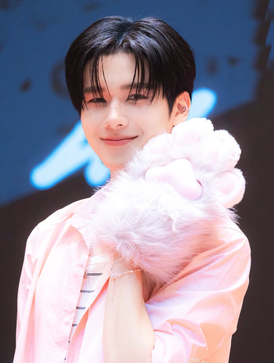 elmogy770252's tweet photo. He's so beautiful♥️♥️ Every color suits him perfectly. 🥹🩷🤍🖤
#ohmkrit
#OhmSummerFanSign https://t.co/9h2ZNgawnt