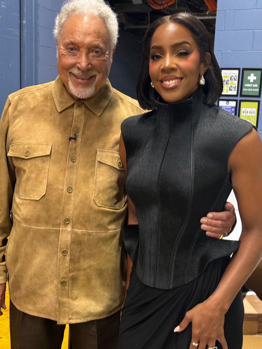 RealSirTomJones's tweet photo. Welcoming our brand new coach, the sensational @KELLYROWLAND tonight on @thevoiceuk 🙏 We may even do a duet 👀 Tune in at 7pm @itv https://t.co/srUp1qiTVy