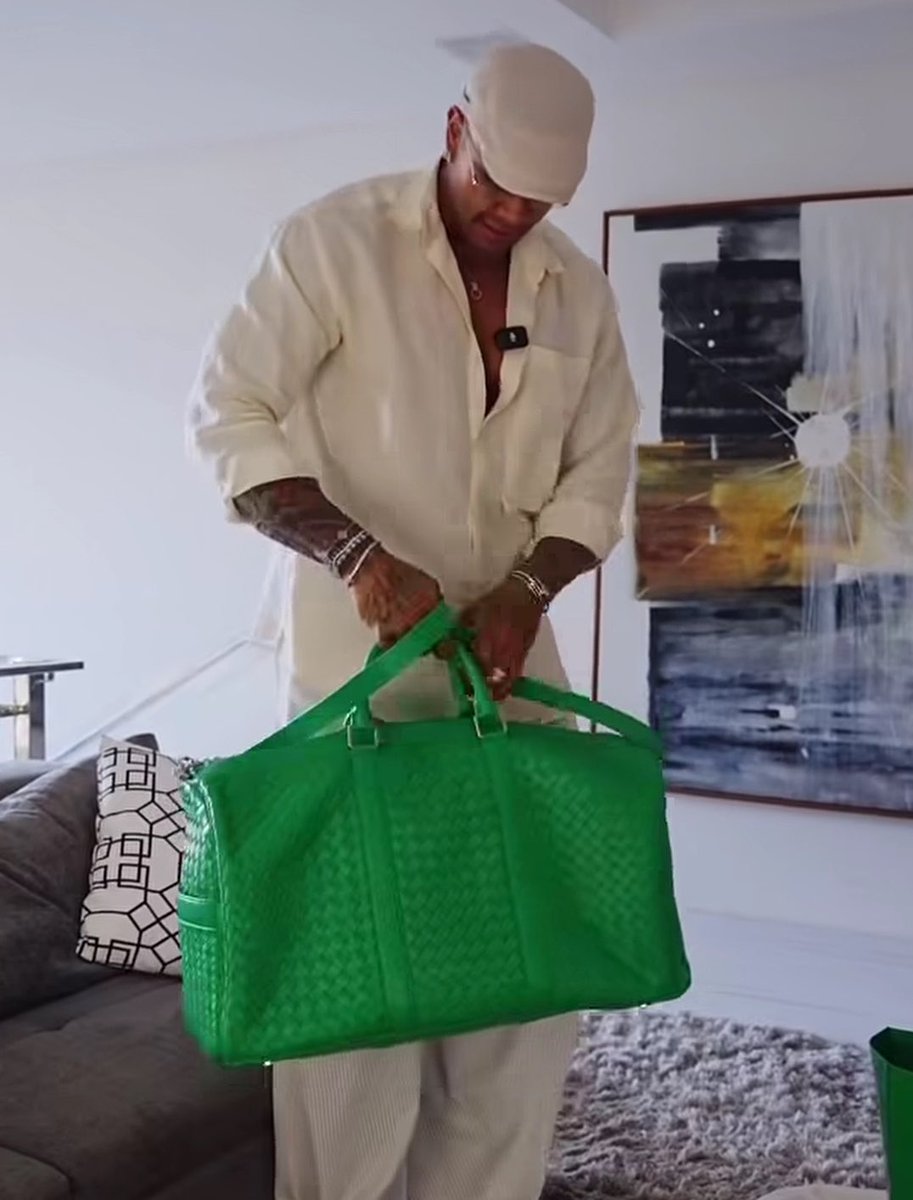 PortalBabados's tweet photo. 🚨Léo Santana compra bolsa de R$ 40 mil e diz: "Eu simplesmente olho, acho bonita e quero. É simplesmente por gostar mesmo" 😳 https://t.co/bZ1fbyNB23