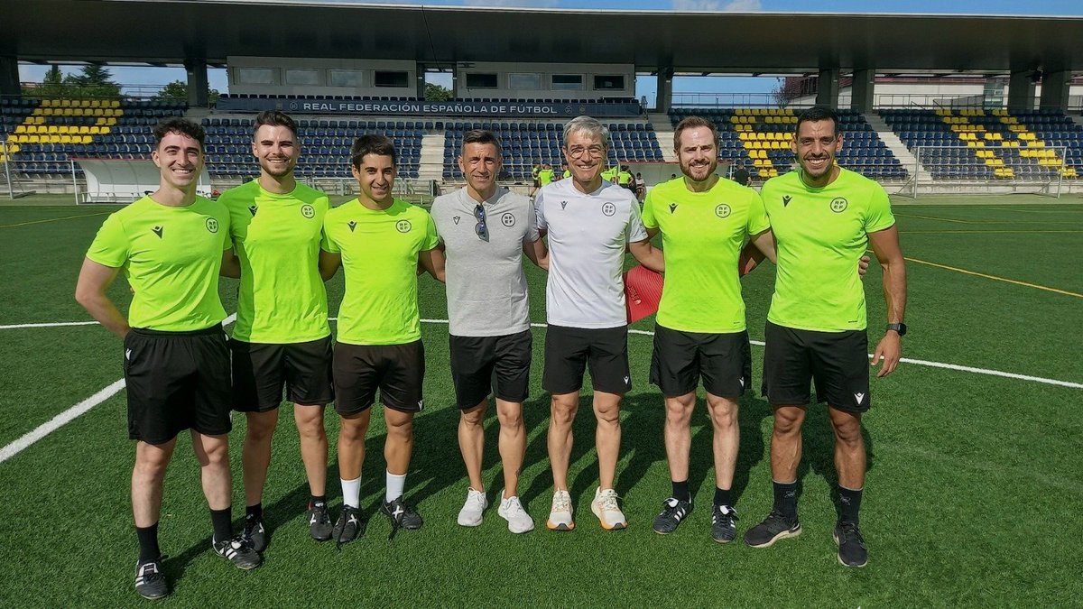 RFFM_oficial's tweet photo. 🟥 CAFM| Los árbitros y árbitros asistentes de Tercera Federación, junto a cinco árbitros asistentes de Segunda Federación, han realizado esta mañana las preceptivas pruebas físicas de inicio de temporada en las instalaciones de la @rfef en la Ciudad del Fútbol de Las Rozas. https://t.co/BLGSMiEJeh
