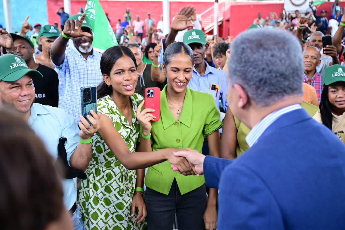BautaRojas's tweet photo. Yo sé lo que se siente cuando la gente abraza un proyecto para llevarlo a la presidencia, @LeonelFernandez también al tomar juramento a los nuevos miembros de la Fuerza del Pueblo en el Club Deportivo y Cultural Unión y Progreso en Los Alcarrizos. @FPcomunica #BautaRojas https://t.co/X7TnDBO0rS