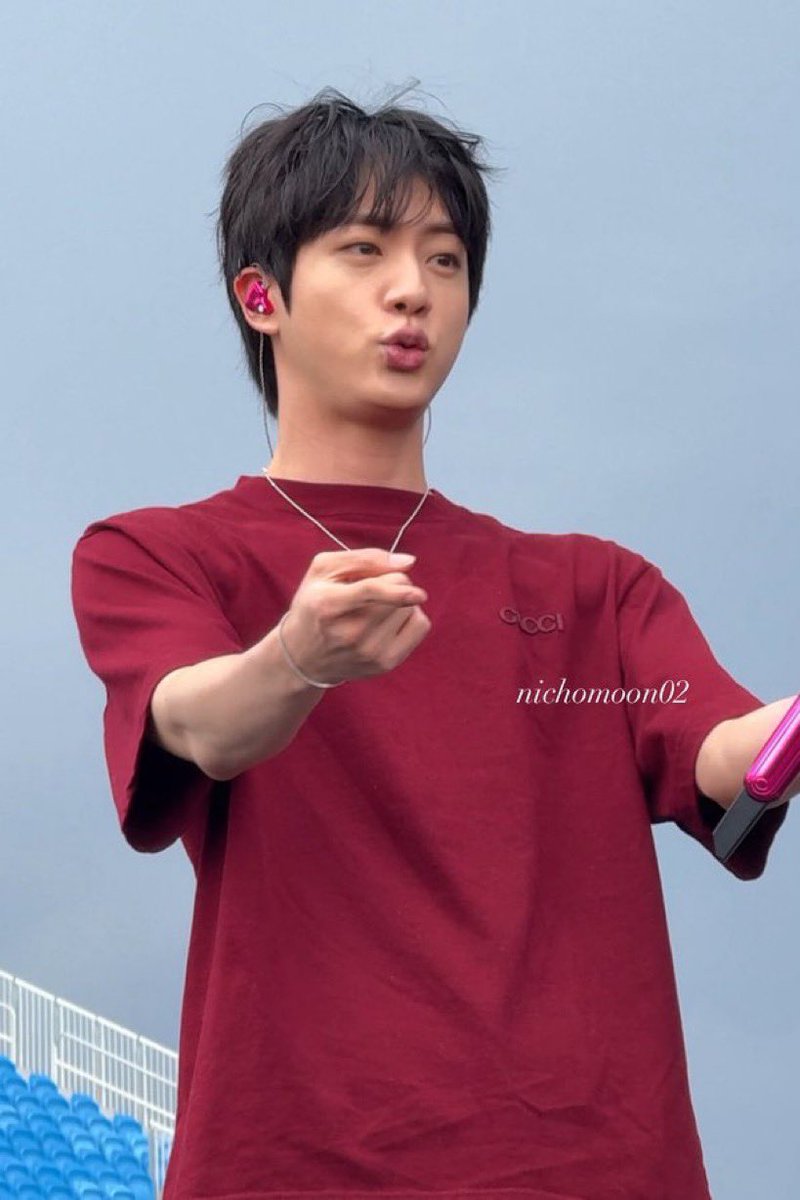 sha_mymoon's tweet photo. 석진이는 버건디도 너무 잘어울리지, ♥️
#방탄소년단진 #JIN https://t.co/Nmy74ycEXm