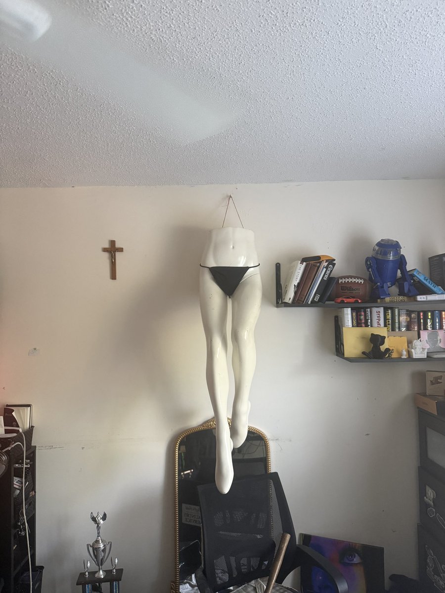 GeekBarLuvr2's tweet photo. everyone say hello to the new edition to my room!! some crackhead gave her to me for 5$ 🤷‍♂️ https://t.co/dXMJwQzfHN