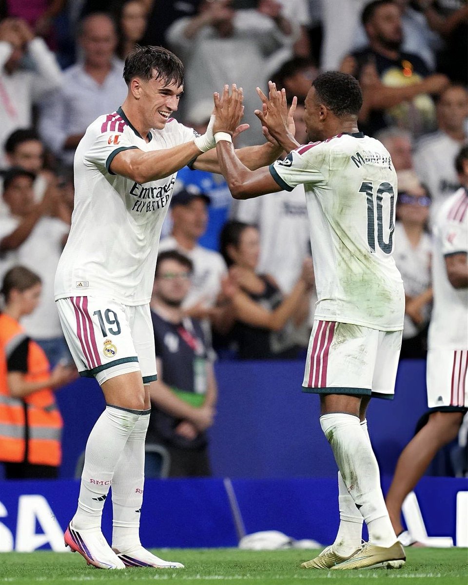 kyks_98's tweet photo. Kylian Mbappe x Carlos Espi 🙌 https://t.co/7bOdq5O1u0