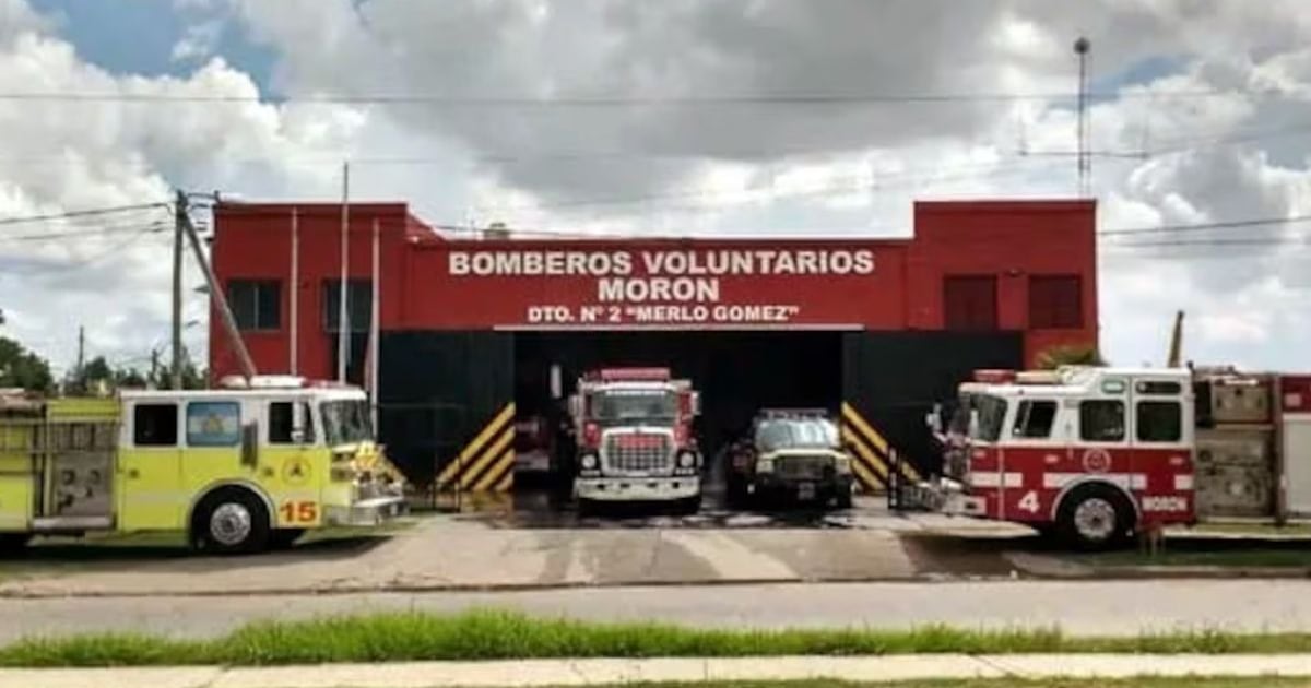 la100fm's tweet photo. Murió Javier Pouso, bombero de 42 años y 17 de servicio, tras descompensarse cuando trabajaba en un incendio https://t.co/p1d4z3SZda https://t.co/fAWEYqZDjO