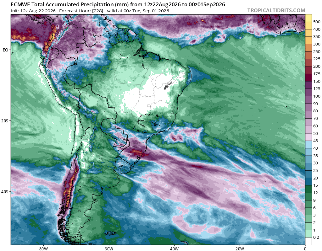 EdoWeatherman's tweet photo. Actualización de proyecciones para la última semana de agosto.

Comparto con ustedes las actualizaciones recientes respecto a la semana lluviosa que se aproxima, espero también que aquellas personas que han utilizado mi información para alarmar, especialmente en el norte chico, recapaciten y dejen de tergiversarme 😡.

Especificaciones.

1. Un tren de al menos tres sistemas frontales, alimentados por un río atmosférico, afectará la zona sur, zona central y por último parte del norte chico, durante la semana del 24 a 31 de agosto. 

2. Si bien pareciera que lloverá toda la semana, muchos aparatos así lo muestran, eso no ocurrirá. En la zona central se ven varias pausas en la lluvia e incluso un día de solo nubes.

3. Ahora que los modelos ya están más alineados, los montos se han ajustado y tal como lo dije desde el inicio, lo más importante de este evento estará entre Maule y Los Lagos, con varios sectores que superarán los 100 mm en total de todo este tren.

4. Aquí está el dato importante y la razón por la cual, a diferencia de julio, no he puesto mensajes de alerta. Los más de 100 mm que se proyectan para sectores de la zona centro-sur, estarán distribuidos en 5-7 días y no concentrados en 24-48 horas como pasó en julio, por lo tanto este tren de sistemas frontales es más moderado.

5. Respecto al norte chico, donde algunos medios tomaron mi información y empezaron a divulgar catástrofes, la lluvia llegará a la región de Coquimbo, pero los montos promediarían 5-25 mm en la parte norte y 20-45 mm en el tramo sur, pudiendo algunos sectores del sur e interior superar los 60-80 mm, pero distribuidos en 4-5 días.

6. Las regiones de Valparaíso, Metropolitana y O'Higgins tendrán una gran diferencia en el acumulado total, esto porque la costa o lado a barlovento espera montos inferiores, 20-50 en promedio, mientras el interior o sotavento montos sobre 60-80 mm y en sectores cordilleranos más de 100-120 mm, pero en forma de nieve o sea sobre 100 cm.

7. Las regiones de Maule, Ñuble y Biobío esperan sobre 100 mm en casi todos los tramos, distribuidos en 6 días así que no se asuste. Más de 150-200 cm de nieve en cordillera. 

8. La zona sur entre Araucanía y Los Lagos espera montos variados sobre 80-100 mm en promedio. Sin embargo, la región de Los Ríos, tendrá sectores que acumularán más de 200 mm y eso sí traerá problemas. Valdivia y sus alrededores serán los más afectados porque esperan fuertes pulsos de lluvia y viento sobre 70-90 km/hr, especialmentre entre martes y jueves. 

9. La isoterma se moverá entre 2000-2500 msnm en la zona central, disminuyendo el fin de semana.

10. Probables tormentas eléctricas en la zona central y sur, especialmente el martes,  miércoles, jueves, viernes y sábado. Recuerda que dependerá de si en tu sector hay lluvia y nubes de desarrollo vertical, no olvides que habrá varias pausas, especialmente en la zona central.

Síntesis.
Espero haber sido claro con esto, sí viene mucha agua pero los eventos están desorganizados, habrá pausas y solo la zona sur podría experimentar pulsos de lluvia más concentrados. Ahora bien, como el suelo presenta saturación, no descarte inundaciones o colapsos.
Finalmente espero que aquellos que les gusta compartir mi información lo hagan sin tergiversar, además solo dan material a los que están pendientes de lo que informo para tirar odiosidad o armar polémica.

Mañana nueva actualización.