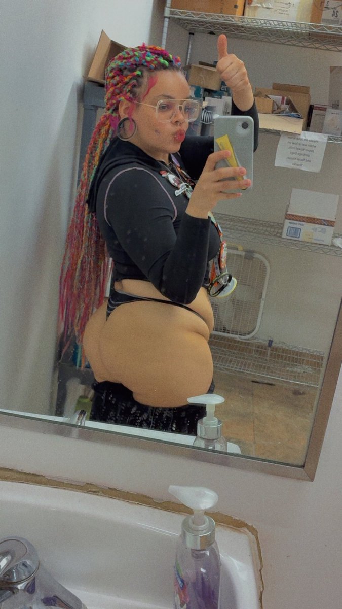 gambiebnos_'s tweet photo. At work slacking lol 🤷🏻‍♀️🤣🤭💚🩷 

#ass #thicc #altgirl #piercings #boxbraids #neonhair #spirithalloween #iamgia #realass #bbl https://t.co/orNlC6wdXy